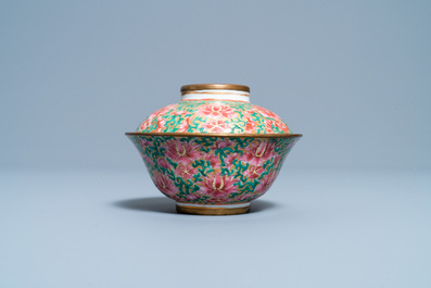 Un bol couvert en porcelaine de Chine Bencharong pour le march&eacute; thai, 19&egrave;me