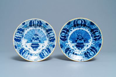 Four Dutch Delft blue and white 'peacock feather' plates and two vases, 18th C.