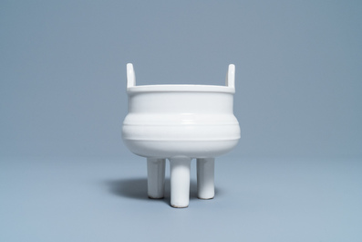 Un br&ucirc;le-parfum tripod en porcelaine blanc de Chine de Dehua
