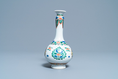 Un vase de forme bouteille en porcelaine de Chine famille verte, Kangxi