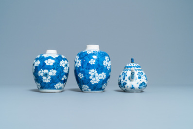 Une paire de jarres et une th&eacute;i&egrave;re couverte en porcelaine de Chine en bleu et blanc, Kangxi
