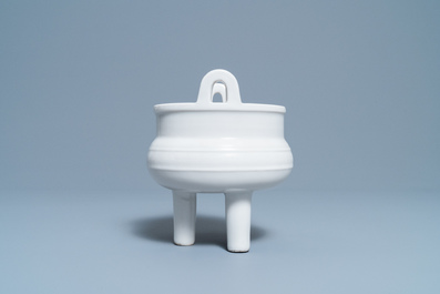Un br&ucirc;le-parfum tripod en porcelaine blanc de Chine de Dehua
