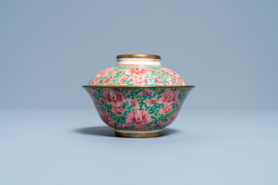 Un bol couvert en porcelaine de Chine Bencharong pour le march&eacute; thai, 19&egrave;me