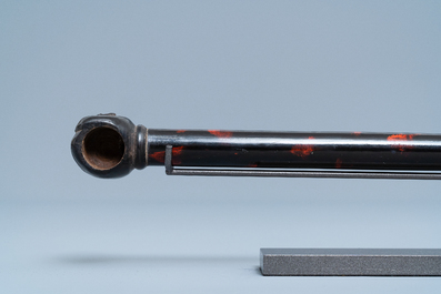 A Chinese woman's opium pipe in faux-tortoise lacquered and painted wood, 19th C.