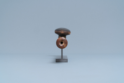 A Chinese woman's opium pipe in faux-tortoise lacquered and painted wood, 19th C.
