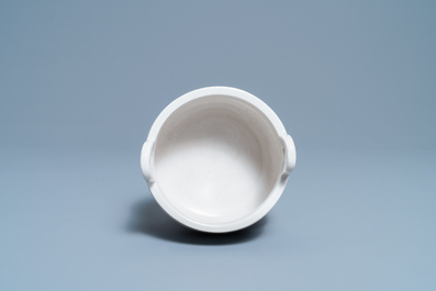 Un br&ucirc;le-parfum tripod en porcelaine blanc de Chine de Dehua