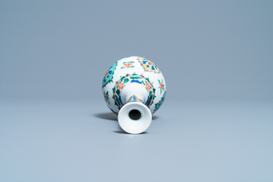Un vase de forme bouteille en porcelaine de Chine famille verte, Kangxi