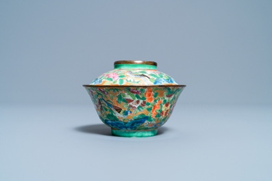 Un bol couvert en porcelaine de Chine Bencharong pour le march&eacute; thai, 19&egrave;me