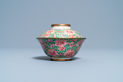 Un bol couvert en porcelaine de Chine Bencharong pour le march&eacute; thai, 19&egrave;me