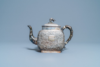 Een grote Chinese zilveren theepot met deksel, 19e eeuw