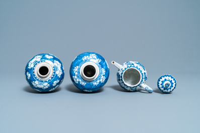 Une paire de jarres et une th&eacute;i&egrave;re couverte en porcelaine de Chine en bleu et blanc, Kangxi