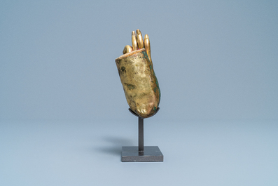Een Tibetaanse verguld bronzen en koperen arm van Boeddha, Ming