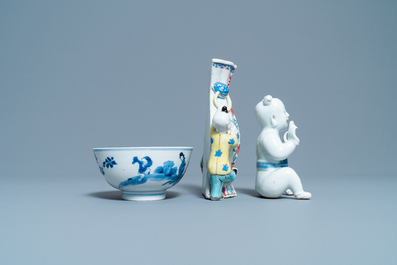 Un bol, une figure d'un gar&ccedil;on et un vase mural en porcelaine de Chine, Kangxi/Qianlong