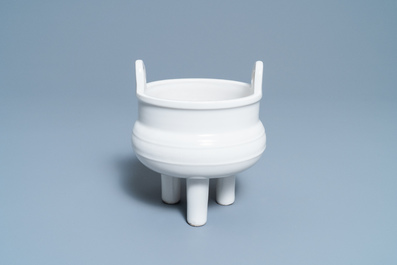 Un br&ucirc;le-parfum tripod en porcelaine blanc de Chine de Dehua