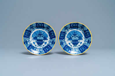 Four Dutch Delft blue and white 'peacock feather' plates and two vases, 18th C.