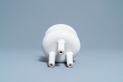 Un br&ucirc;le-parfum tripod en porcelaine blanc de Chine de Dehua