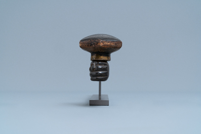A Chinese woman's opium pipe in faux-tortoise lacquered and painted wood, 19th C.