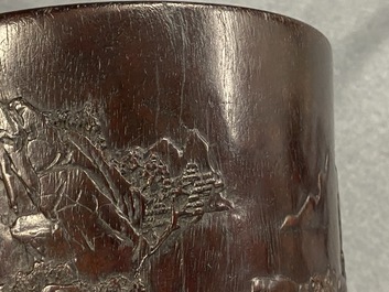 Un pot &agrave; pinceaux en bois de zitan &agrave; d&eacute;cor d'un paysage montagneux, Chine, 17/18&egrave;me