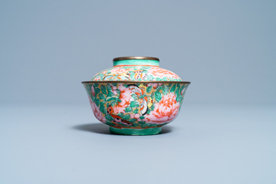 Un bol couvert en porcelaine de Chine Bencharong pour le march&eacute; thai, 19&egrave;me