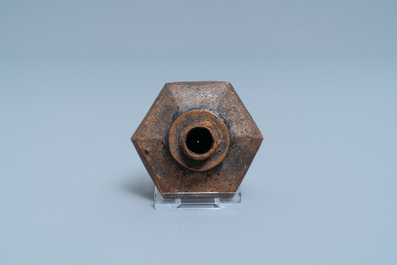 A Chinese woman's opium pipe in faux-tortoise lacquered and painted wood, 19th C.