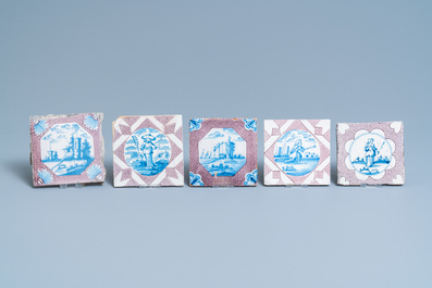 22 blauw-witte en mangane Delftse tegels, 17/18e eeuw