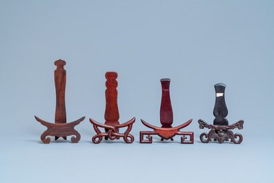 Acht Chinese gesculpteerde houten bordenstaanders, 19/20e eeuw