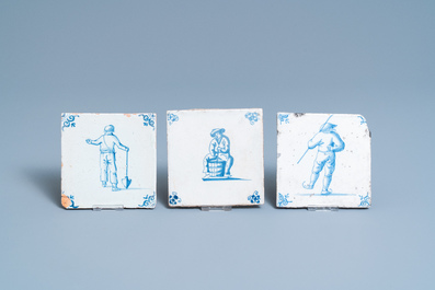 Twaalf blauw-witte Delftse tegels met figuren, 17e eeuw