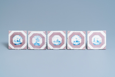 22 blauw-witte en mangane Delftse tegels, 17/18e eeuw