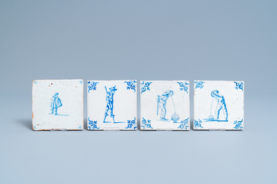 Zestien blauw-witte Delftse tegels met figuren, 17e eeuw