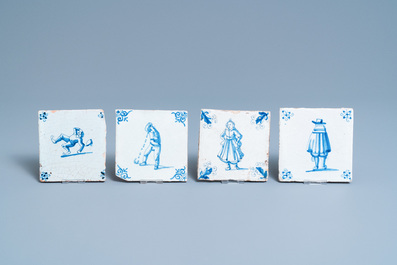 Twaalf blauw-witte Delftse tegels met figuren, 17e eeuw