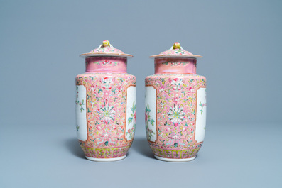 Une paire de vases couverts en porcelaine de Chine famille rose, marque de Hongxian, R&eacute;publique