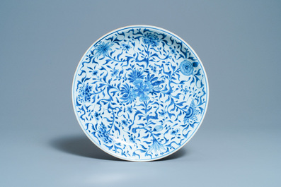 Une paire de plats en porcelaine de Chine en bleu et blanc, Kangxi