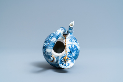 Une th&eacute;i&egrave;re couverte en porcelaine de Chine en bleu et blanc &agrave; monture dor&eacute;e, Kangxi