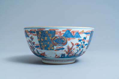Une paire de bols en porcelaine de Chine de style Imari, Kangxi