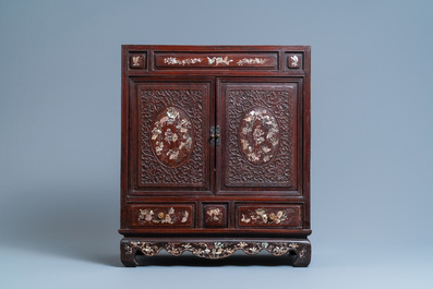 Un cabinet &agrave; deux portes en bois sculpt&eacute; incrust&eacute; de nacre, Chine, 19&egrave;me