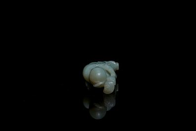 Une figure d'un immortel en jade c&eacute;ladon sur socle en bois, Qing