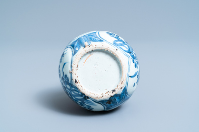 Een Chinese blauw-witte kalebasvaas met floraal decor, Wanli