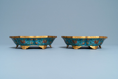 Een paar Chinese bloemvormige cloisonn&eacute; schotels, Qianlong