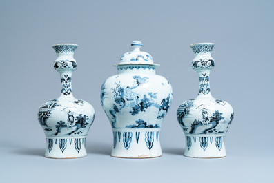 Een driedelig blauw-wit Delfts kaststel met chinoiserie decor, 17/18e eeuw