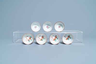 Seize tasses et soucoupes en porcelaine de Chine famille rose &agrave; fond brun capucin, Qianlong