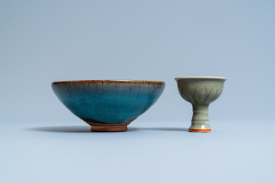 Un bol sur piedouche en porcelaine c&eacute;ladon de Longquan et un bol de type Junyao, Ming et/ou apr&egrave;s