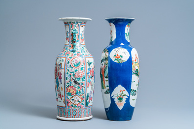 Een Chinese famille rose vaas en een famille verte vaas met poederblauwe fondkleur, 19e eeuw
