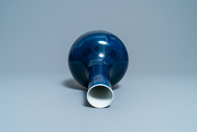 Un vase de forme bouteille en porcelaine de Chine bleu monochrome, marque et &eacute;poque de Qianlong