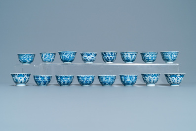 Een grote collectie Chinese blauw-witte koppen en schotels, Kangxi/Qianlong