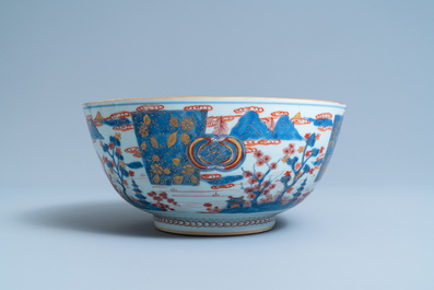 Une paire de bols en porcelaine de Chine de style Imari, Kangxi