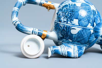 Une th&eacute;i&egrave;re couverte en porcelaine de Chine en bleu et blanc &agrave; monture dor&eacute;e, Kangxi