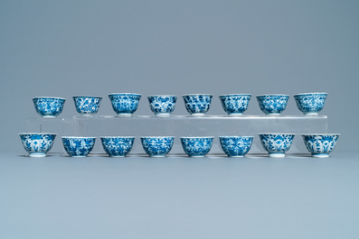 Een grote collectie Chinese blauw-witte koppen en schotels, Kangxi/Qianlong