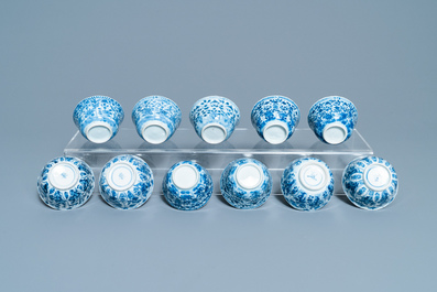 Een grote collectie Chinese blauw-witte koppen en schotels, Kangxi/Qianlong