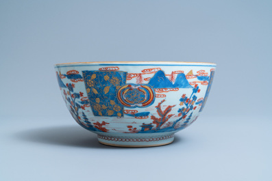 Une paire de bols en porcelaine de Chine de style Imari, Kangxi