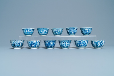 Een grote collectie Chinese blauw-witte koppen en schotels, Kangxi/Qianlong